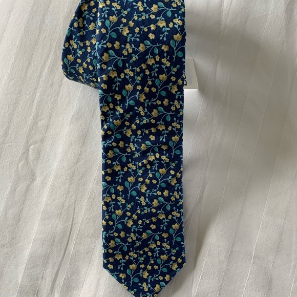 New Men’s Bar III navy, yellow, & green floral tie - Picture 2 of 3